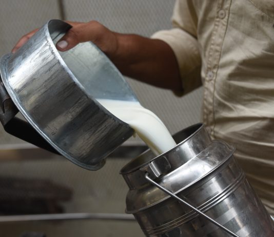 Independent milk vendors told to register with FSSAI Independent milk producers (not in cooperatives) and all independent milk vendors, aggregators, and agents must register with FSSAI or obtain a license, depending on their turnover.